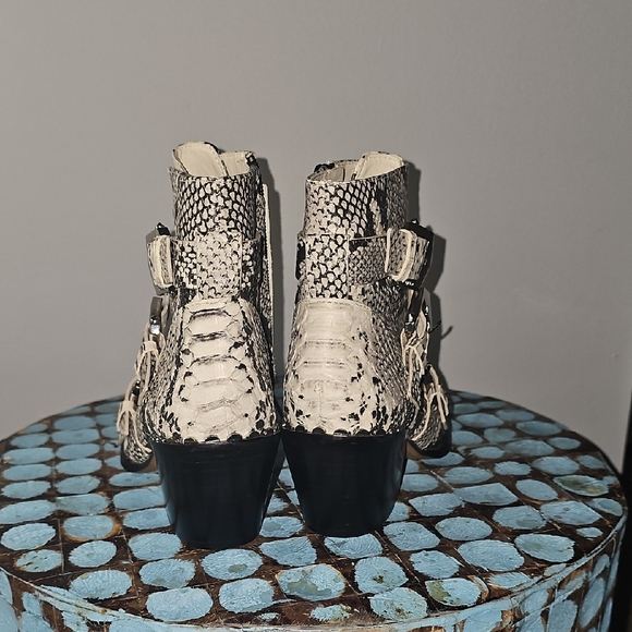 Gianni Bini Cowboy Women's Snakeskin Ankle Boots - Picture 4 of 5